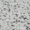 Nahaufnahme von weiß-grauem Marmorkies mit Körnung 2-4 mm