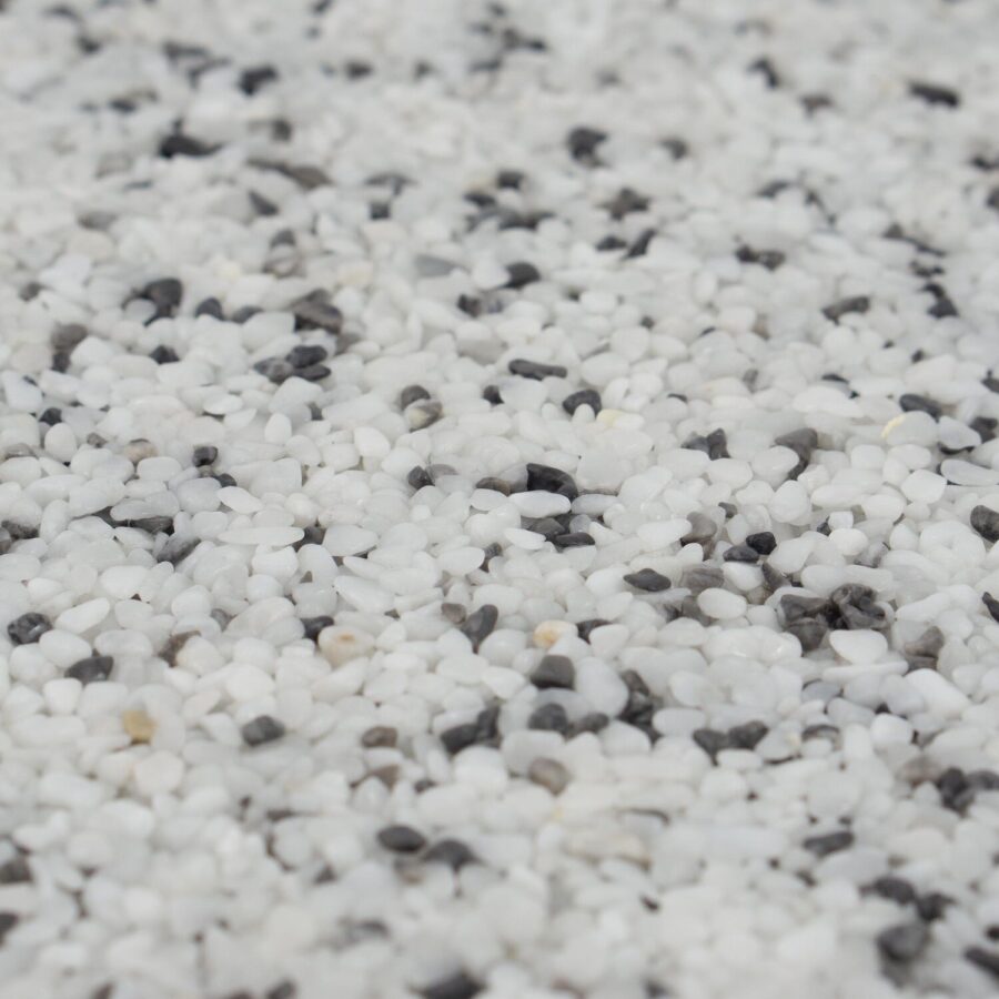 Nahaufnahme von weiß-grauem Marmorkies mit Körnung 2-4 mm