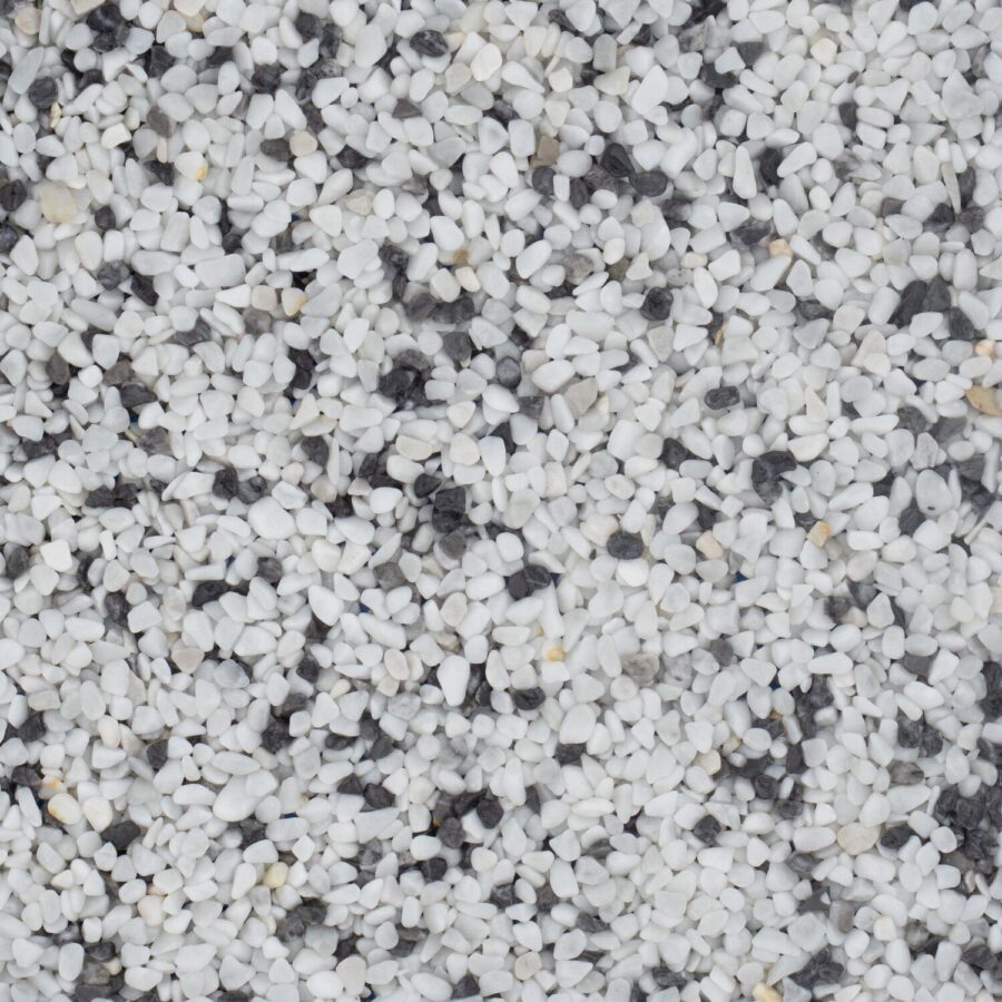 Nahaufnahme von Marmorkies in Schwarz, Weiß und Grau mit Körnung 4-7 mm