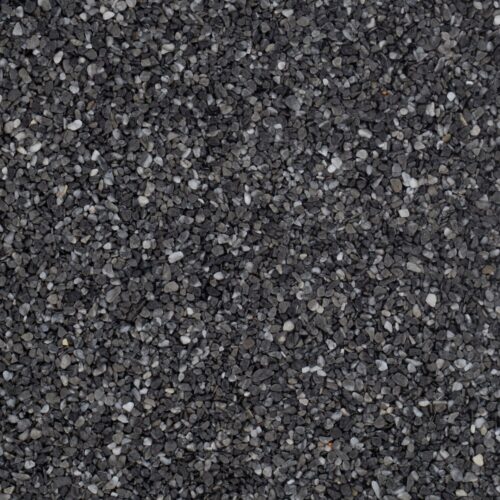 Nahaufnahme von schwarzen, grauen und weißen Marmorkieseln in homogener Anordnung