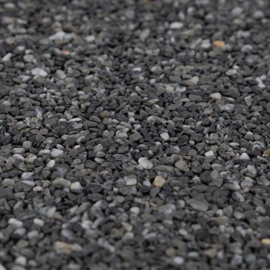 Nahaufnahme von grauen und weißen Marmorkieseln, Körnung 2-4 mm