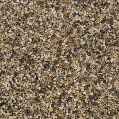Nahaufnahme eines bunten Steinteppichs mit kleinen Marmorkieseln in verschiedenen Erdtönen