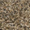 Nahaufnahme von buntem Marmorkies mit Körnung 2-4 mm, unscharfer Hintergrund