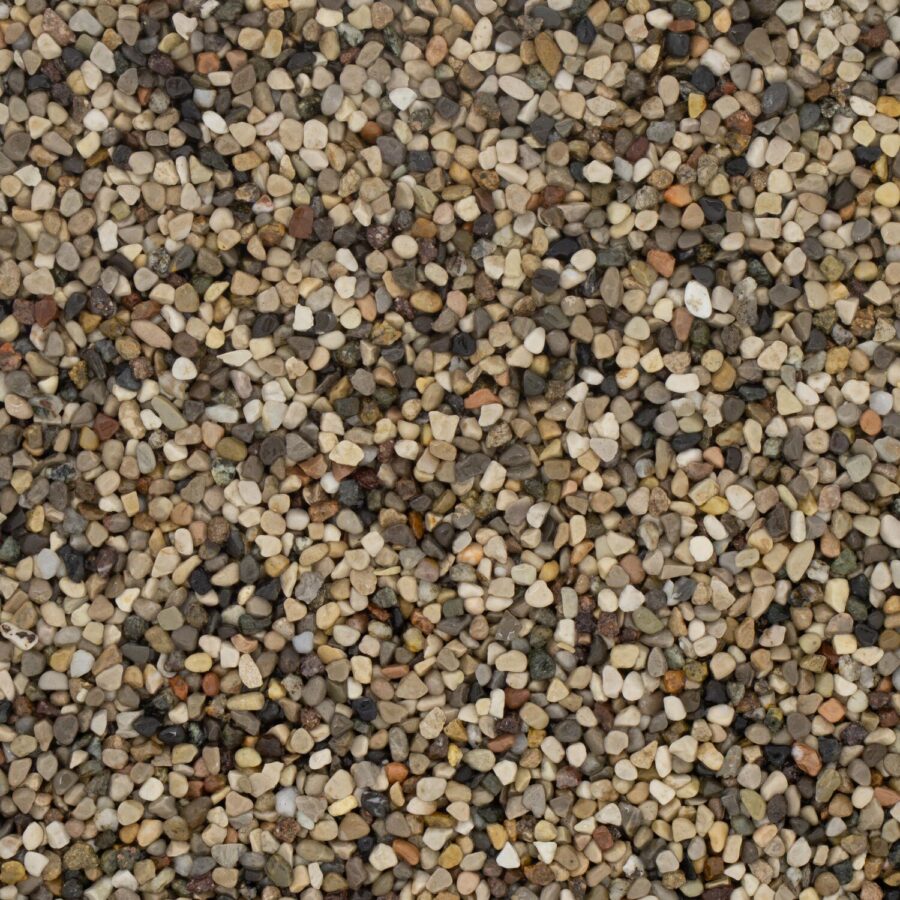 Nahaufnahme eines bunten Steinteppichs mit 4-7 mm Marmorkies in verschiedenen Beige- und Brauntönen