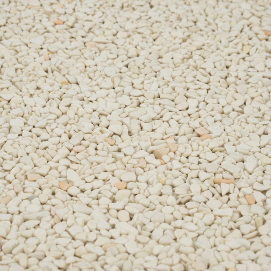Nahaufnahme von weiß-cremefarbenem Steinteppich mit 2-4 mm Körnung