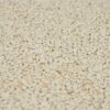 Nahaufnahme von weißem und cremefarbenem Steinteppich mit 2-4 mm Körnung