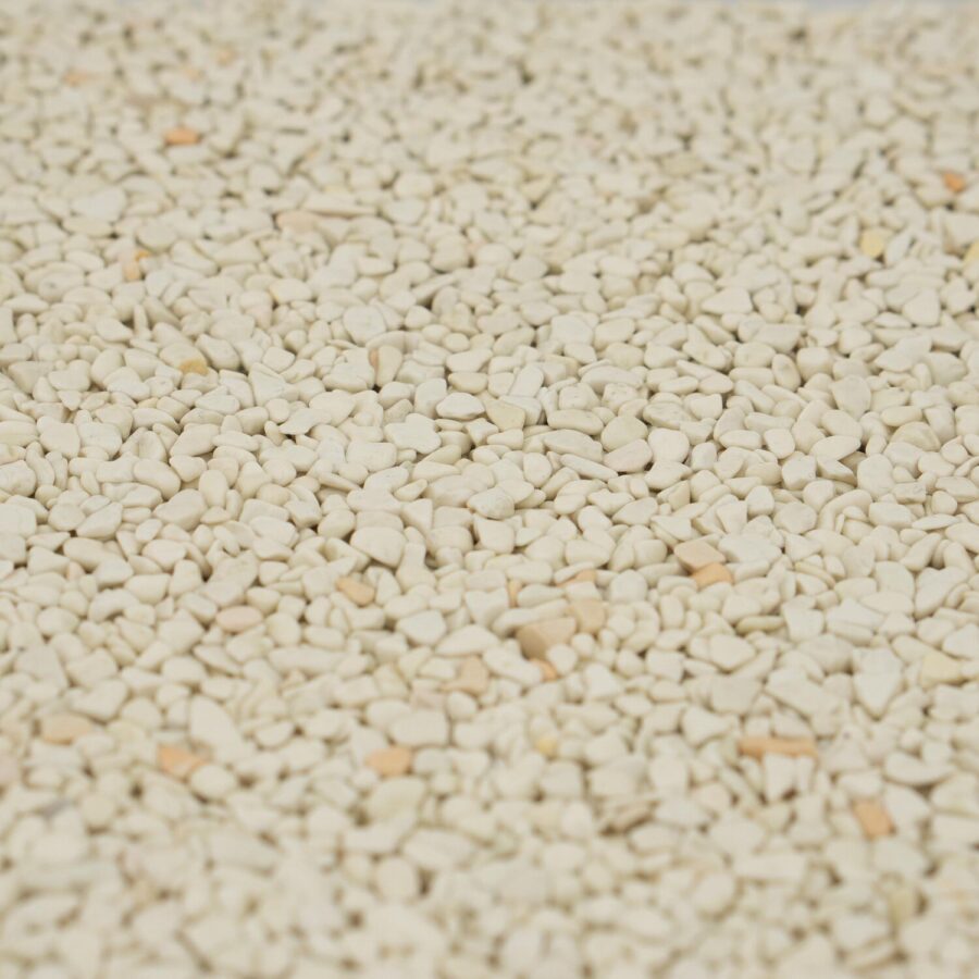 Nahaufnahme von weißem und cremefarbenem Steinteppich mit 2-4 mm Körnung