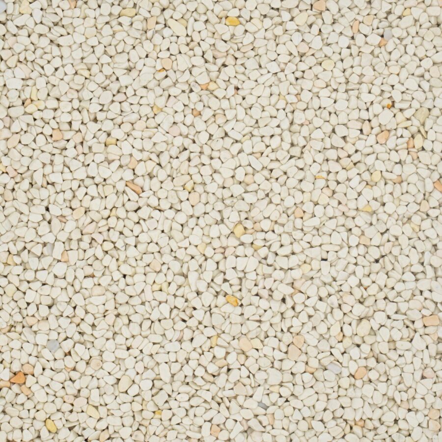 Nahaufnahme eines Steinteppichs mit weiß und cremefarbenen Körnern, 4-7 mm