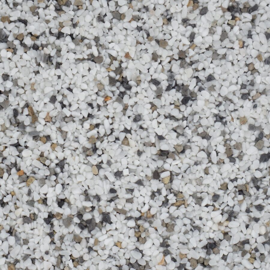 Nahaufnahme von weißem, schwarzem und braunem Marmorkies mit feiner Körnung
