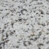 Nahaufnahme von feinem Marmorkies in Weiß, Schwarz und Braun, körnige Struktur