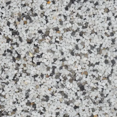Nahaufnahme von Steinteppich mit 4-7 mm Marmorkies in Schwarz, Weiß und Braun