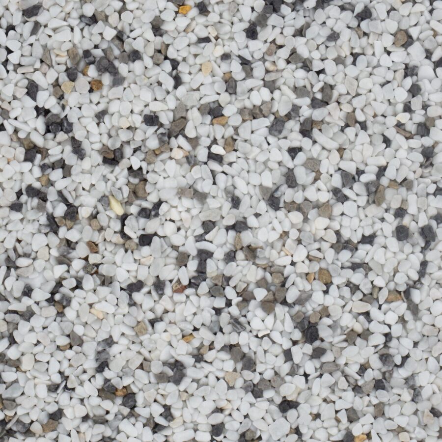 Nahaufnahme von Steinteppich mit 4-7 mm Marmorkies in Schwarz, Weiß und Braun