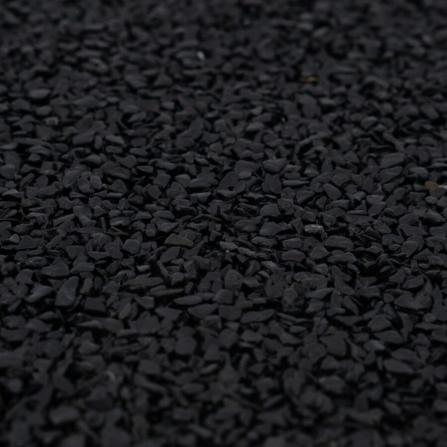 Nahaufnahme von schwarzem Marmorkies mit 2-4 mm Körnung