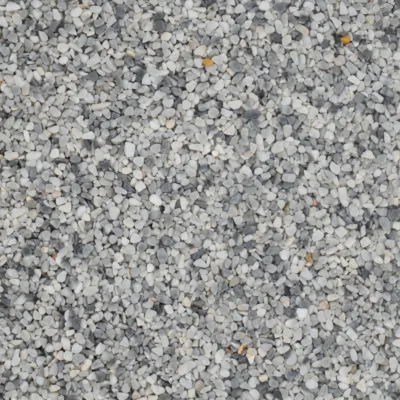 Nahaufnahme von grau-weißem Marmorkies mit variierendem Korn