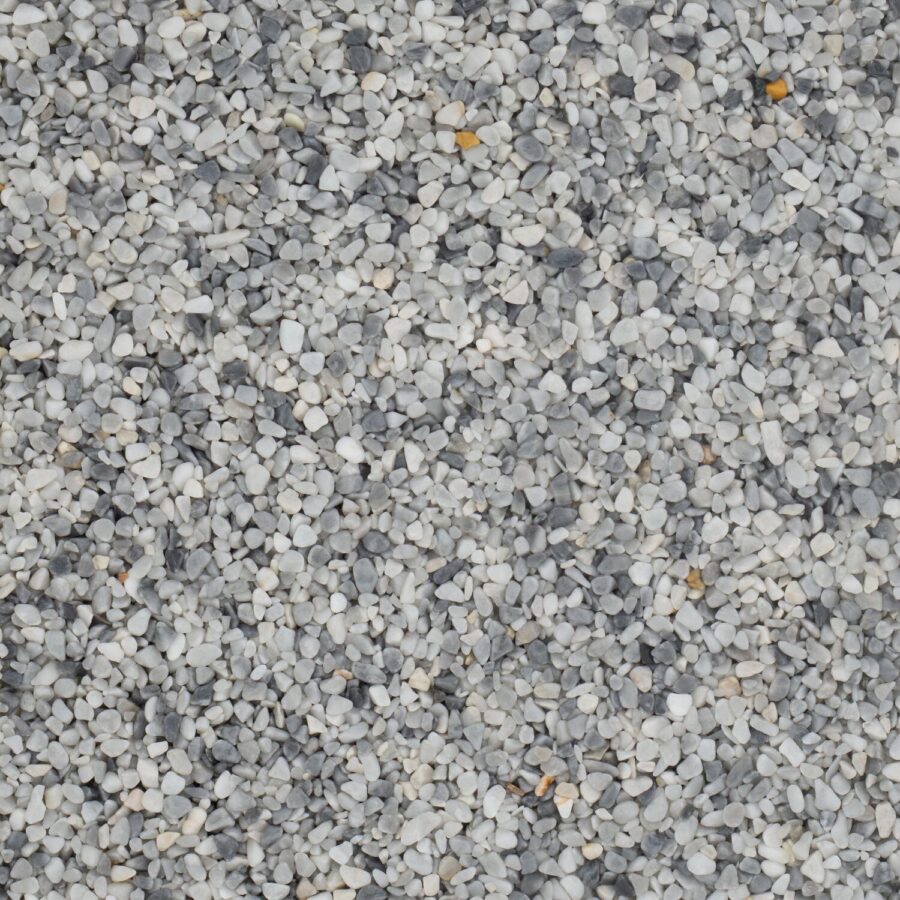 Nahaufnahme von grau-weißem Marmorkies mit variierendem Korn