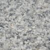 Nahaufnahme von weiß-grauen Marmorkieseln in 2-4 mm Körnung
