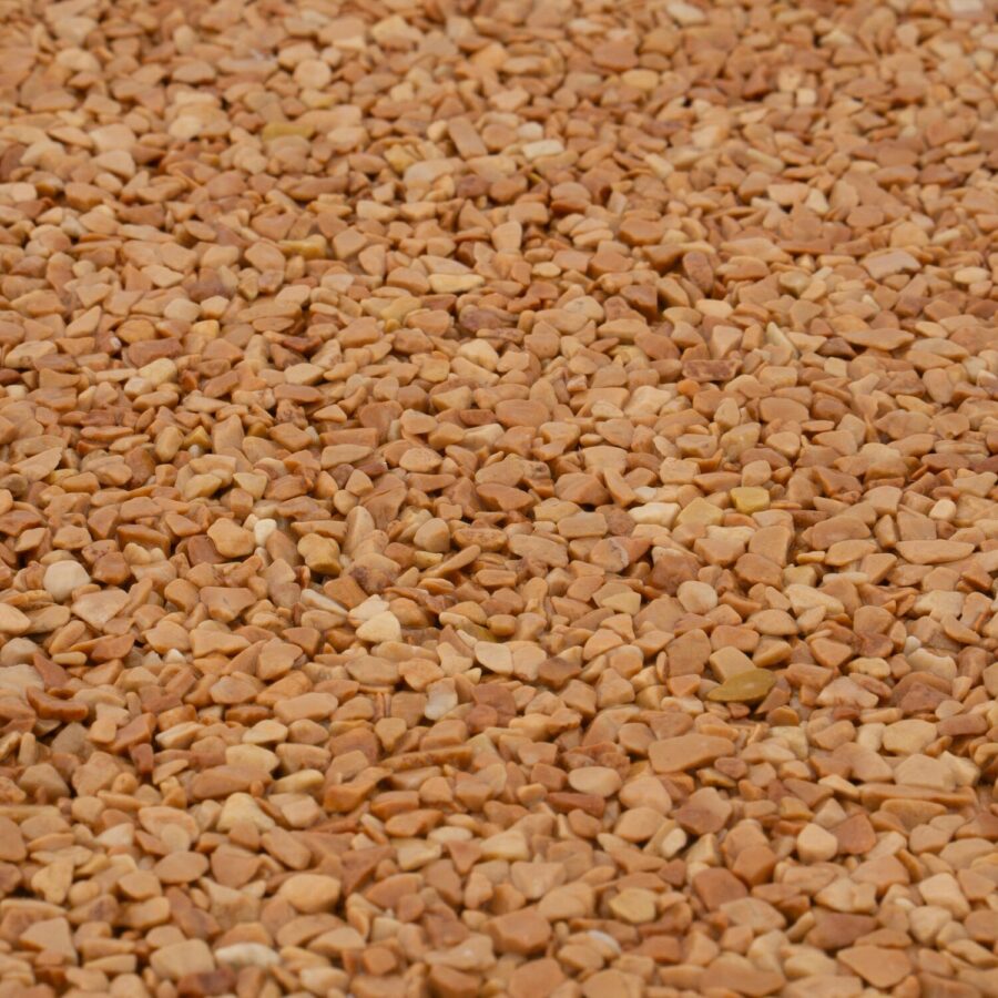 Nahaufnahme von rotem Marmorkies mit 2-4 mm Körnung
