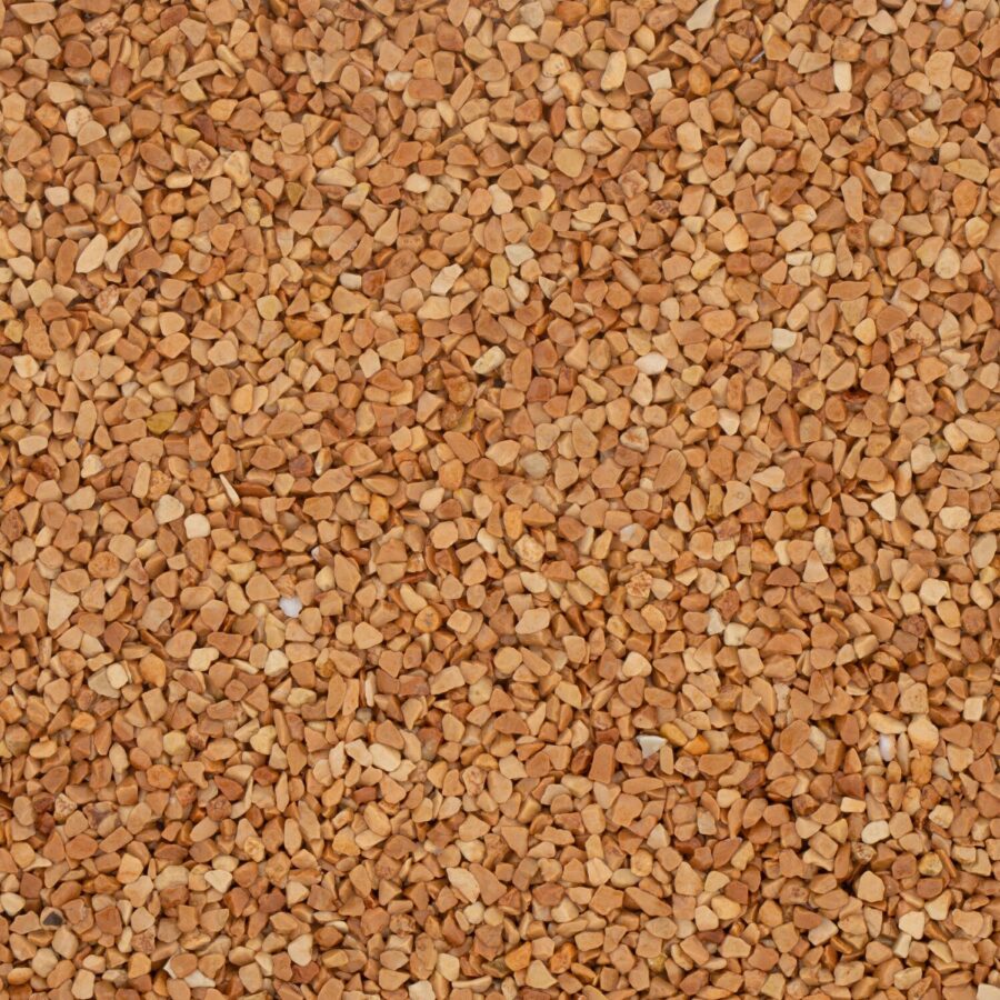 Nahaufnahme von rotem Marmorkies mit Körnung 4-7 mm