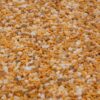 Nahaufnahme von gelb-weißen Marmorkieseln in 2-4 mm Körnung