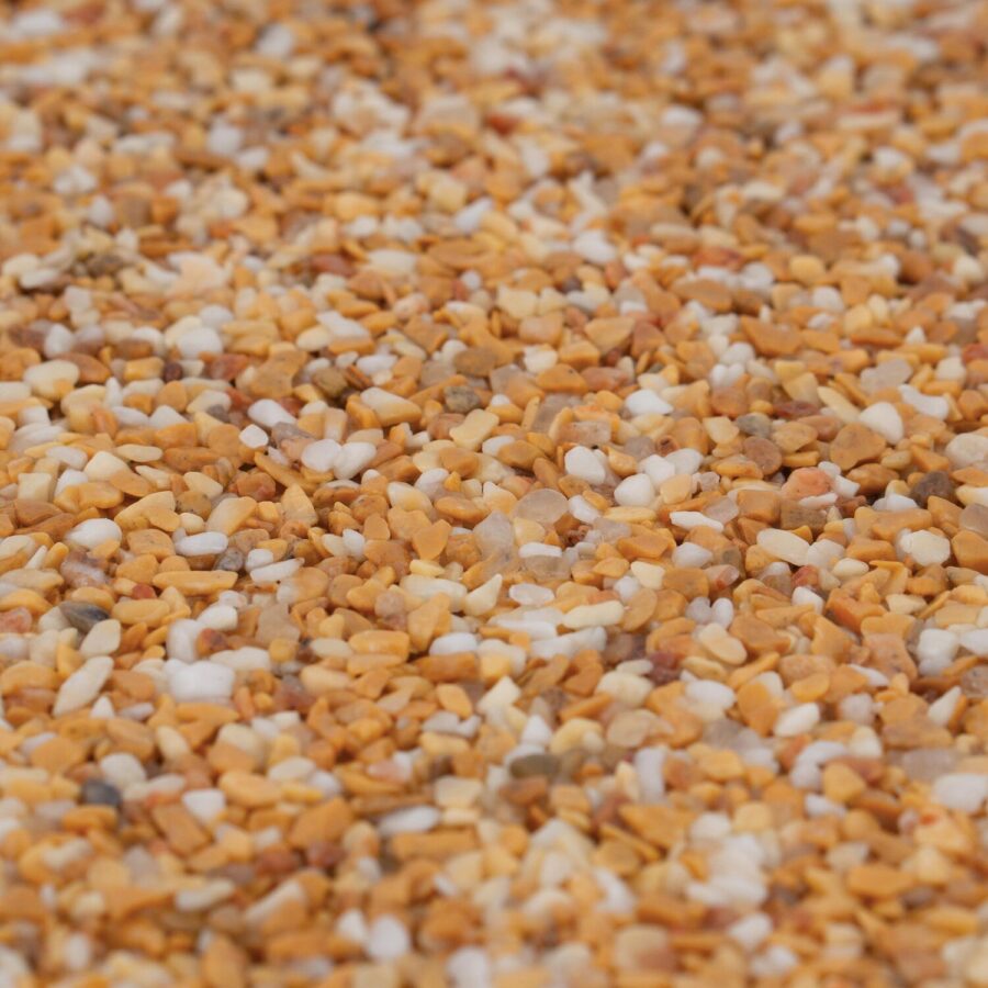 Nahaufnahme von gelb-weißen Marmorkieseln in 2-4 mm Körnung