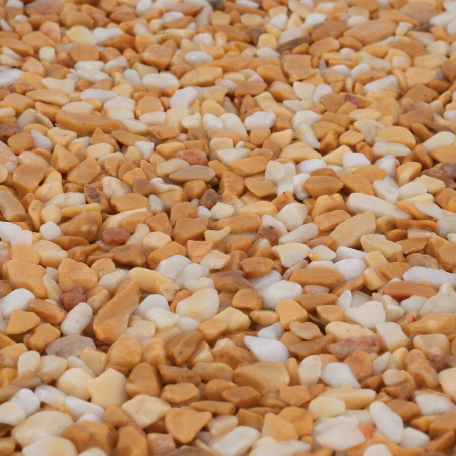 Nahaufnahme eines Steinteppichs aus weißem und gelbem Marmorkies, Körnung 2-4 mm