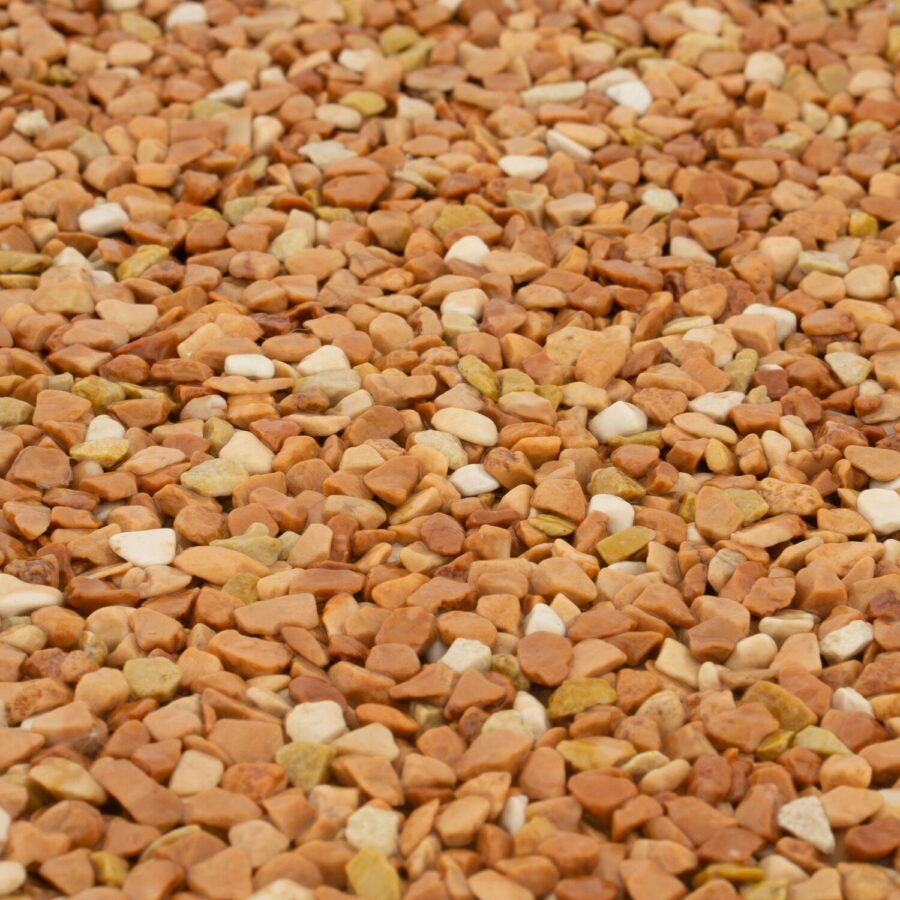 Nahaufnahme von mehrfarbigem Marmorkies mit Körnung 4-7 mm in Weiß, Beige, Gelb und Rot