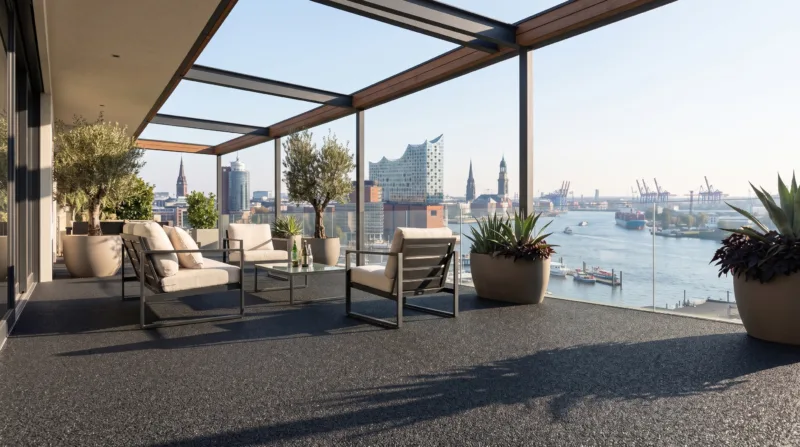 Terrasse mit stilvollen Möbeln, Hafenblick und moderner Architektur im Hintergrund