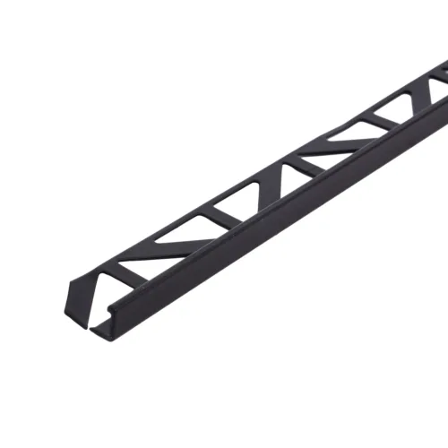 Schwarze, matte Abschlussleiste aus Aluminium mit offenen Dreiecksformen auf weißem Hintergrund