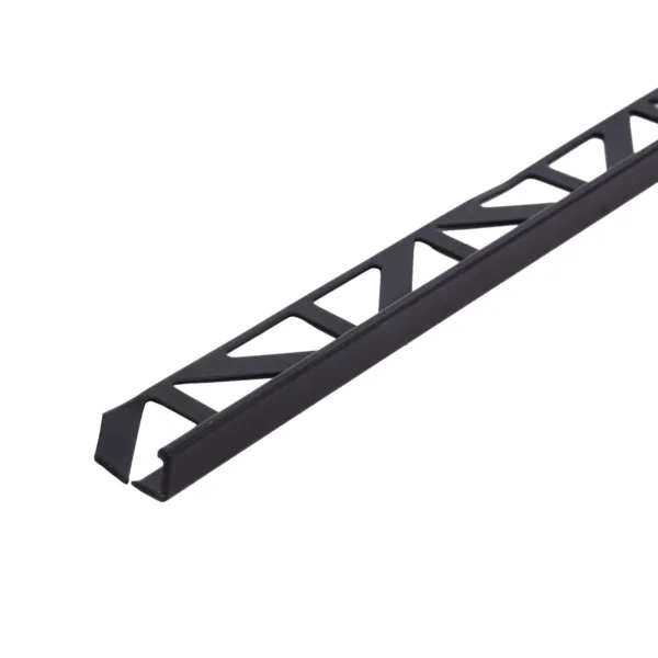 Schwarze, matte Abschlussleiste aus Aluminium mit offenen Dreiecksformen auf weißem Hintergrund
